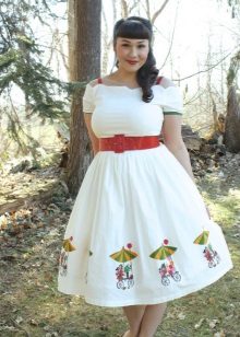 Dress in the style of the 50s with a contrast belt