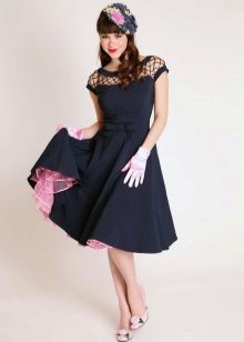 Shoes with bows to the dress in the style of the 50s