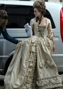 Baroque dress na may gintong pagbuburda