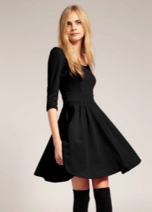 Black flared dress mula sa baywang