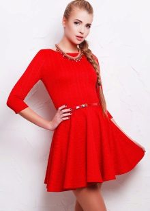 Ang pulang flared dress mula sa baywang