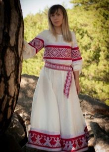  Russian sundress sa etniko estilo na may mga pattern