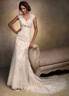 High-waisted wedding dress na may straps