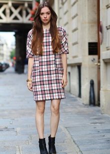 Bihisan ang tuwid na hiwa sa white tartan