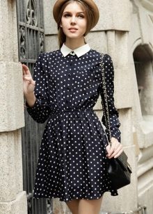 Itim na damit na may polka dot print at isang puting kwelyo