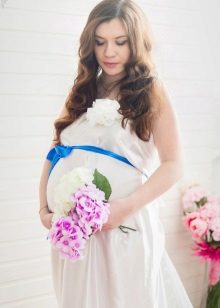 Bow on a dress pregnant