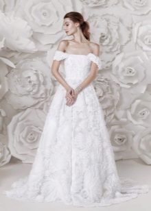 Autumn wedding dress na may lowered balikat