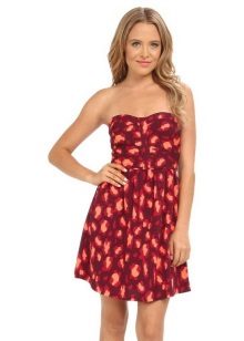 Bandeau dress para sa mga kababaihan na may malawak na hips