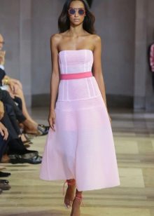 A-line strapless dress ni C. Hererer