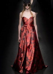 Isang line-strapless dress sa sahig