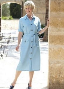 Casual dressing gown ng blue color sa mga button