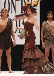 Chocolate dress na may tren