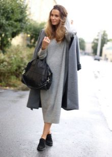 Coat sa isang mahabang damit bag