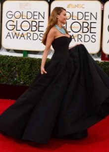 Long black bustier dress na may palda sa araw
