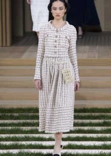 Tweed dress mula sa Coco Chanel na may sleeves