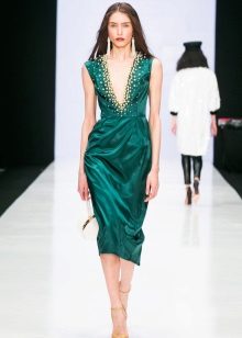 Dress ng chen de chine na may malalim na neckline