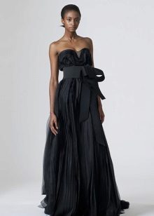 Itim na estilo ng Empire dress