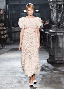 Empire dress na may puffed sleeves