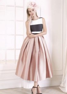 Retro dress at prom