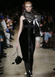 Accessories under the fitted dress