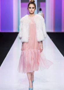 Maikling fur coat para sa winter dress pink