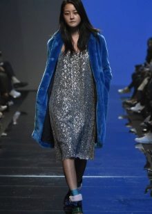 Maikling fur coat para sa winter dress sa pilak