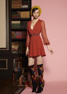 Mataas na bota para sa isang maikling cocktail dress