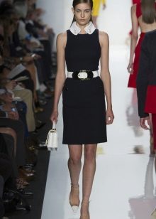 Mga puting accessories para sa isang maikling cocktail dress