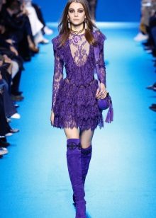 Mga lilang accessories para sa isang maikling cocktail dress