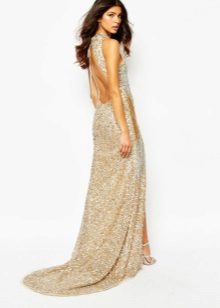 Beige floor-length na damit na may tren