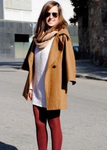 Maroon tights sa isang puting damit