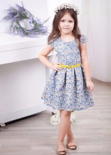 Summer dress para sa mga batang babae hanggang sa mga tuhod