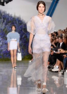 Naka-istilong damit ng spring / summer 2016 na may ruffles