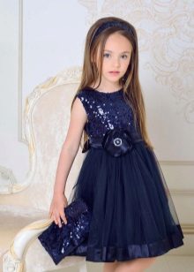 Eleganteng damit ng gabi para sa mga batang babae na may mga sequin