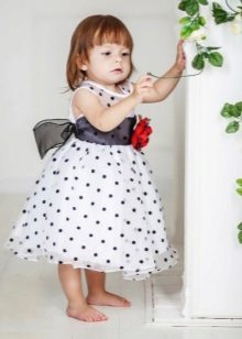 Eleganteng damit para sa batang babae na puti sa itim na mga gisantes