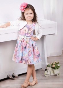 Eleganteng damit para sa mga batang babae na may floral print