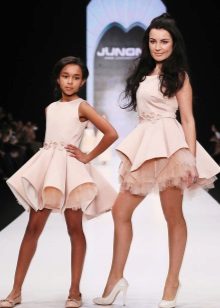 Elegant na malambot na mini dress para sa mga batang babae