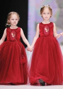 Elegant lush red dress para sa mga batang babae