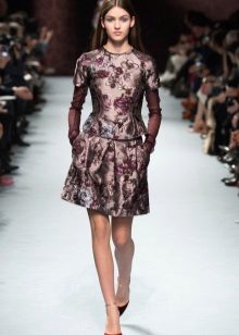 brocade dress na may floral motifs