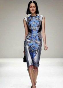 satin na damit sa catwalk