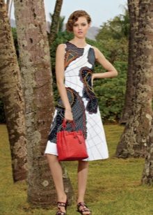 Red bag sa puting itim na damit
