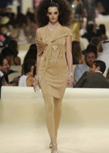 Jewelery for a beige sheath dress