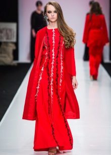 Red coat sa mahabang damit