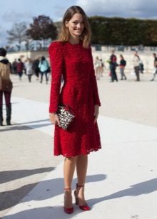Red lace dress na may leopard bag