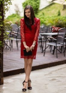 Red lace dress na may itim na accessories