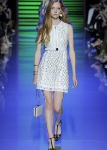 White lace dress na may burloloy