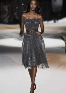 Brown belt sa grey dress