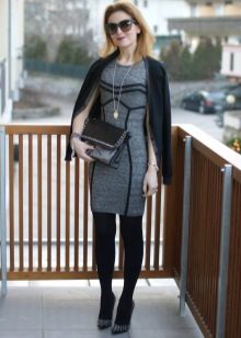 Masikip pantyhose sa grey dress