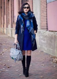 Coat sa blue dress