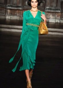 Gintong embellishment sa green midi dress